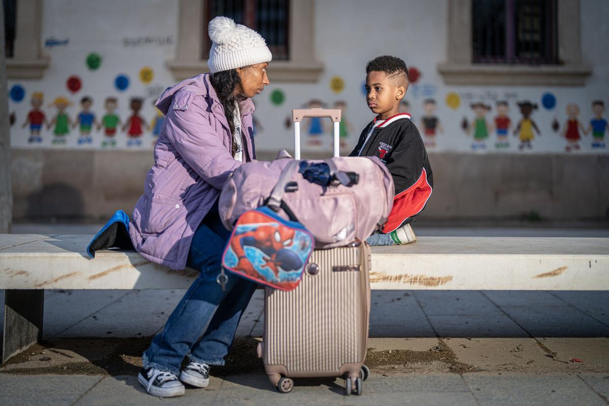 Aida Maria Palacios y su hijo de Elian, de seis años, en un parque de Barcelona el pasado mes de marzo.