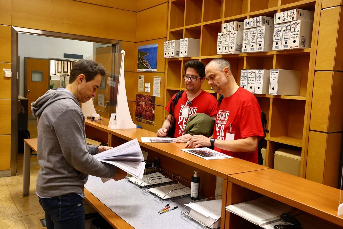 CCOO registra las firmas recopiladas para reclamar un marco jurídico que respalde a los profesores de Aragón en las salidas extraescolares..
