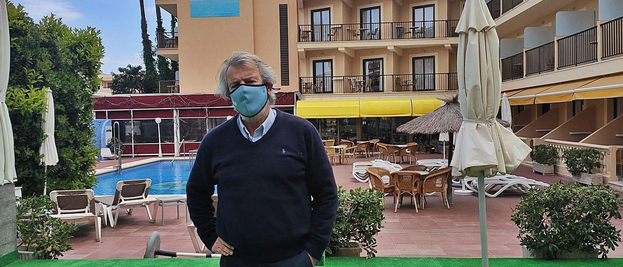 Antonio Castillo Márquez posa en la terraza del Hotel Amorós.