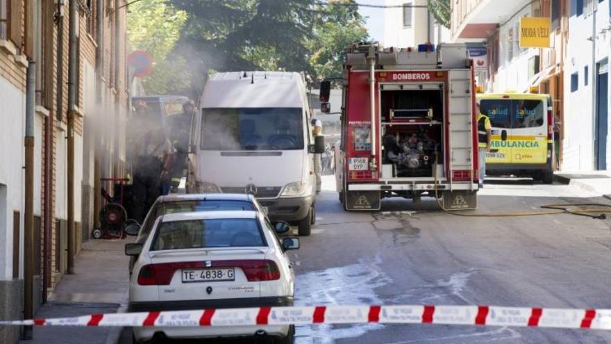 Heridos graves un padre y su hijo al explotar una bomba en un garaje