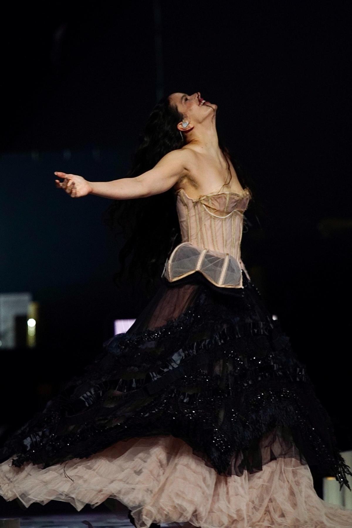 Rosalía durante su actuación en los 40 Music Awards en el Roig Arena
