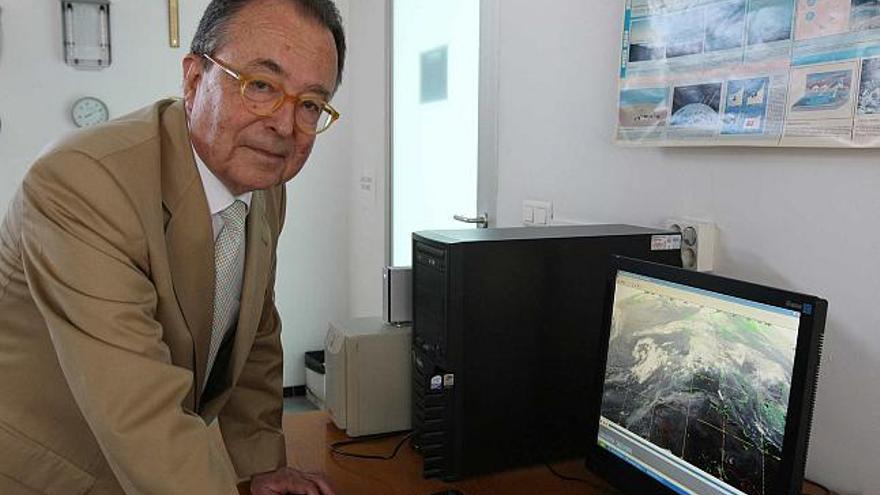 El director del Instituto Universitario de Geografía de la UA, Antonio Gil Olcina, posa junto a uno de los ordenadores para comprobar la previsión meteorológica en el Campus de San Vicente