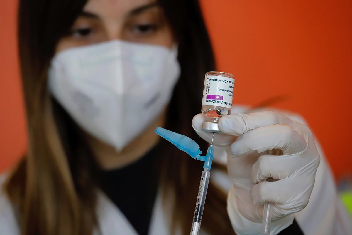 Una sanitaria prepara una dosis de la vacuna AstraZeneca