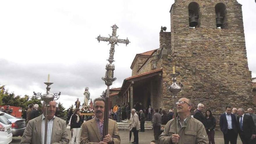 Los vecinos inician la procesión con santa Bárbara y otras cuatro imágenes. Foto M. A. C.