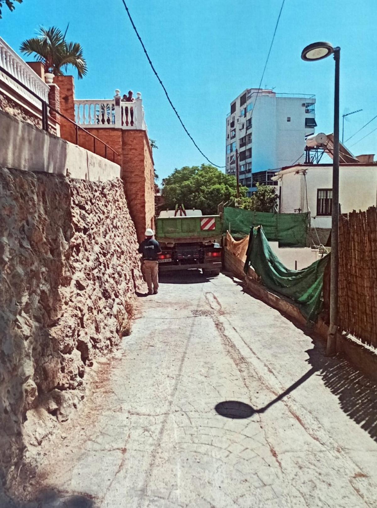 Un camión de la obra, al que se le reventó un rueda, al rozar un muro de la calle Torre de San Telmo, informan los vecinos.