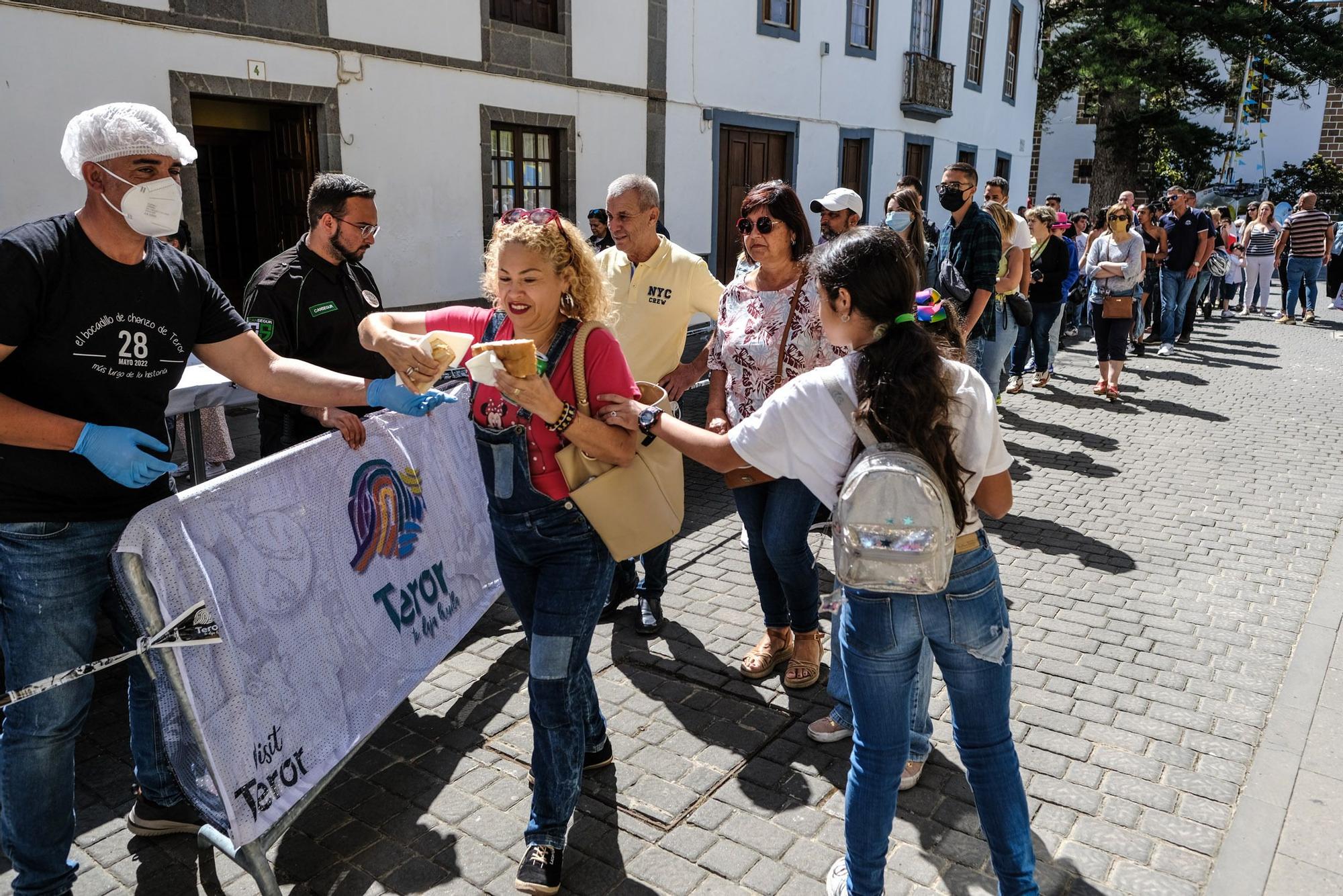 Teror elabora el bocadillo de chorizo más largo de su historia