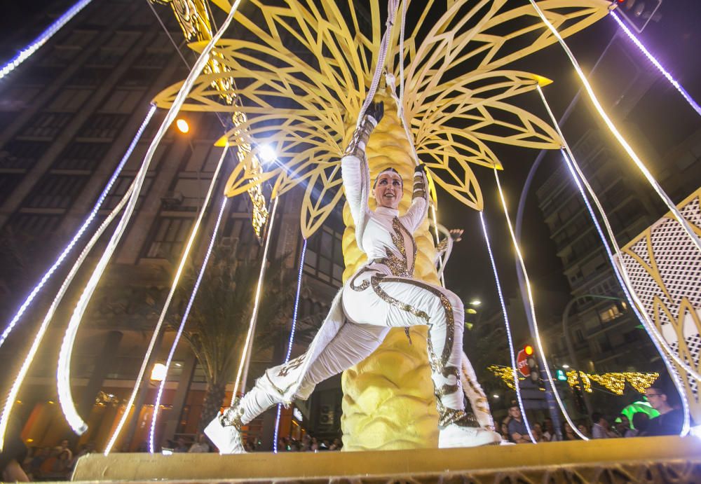 El desfile folclórico internacional de las Hogueras de Alicante llena de color las calles de la ciudad