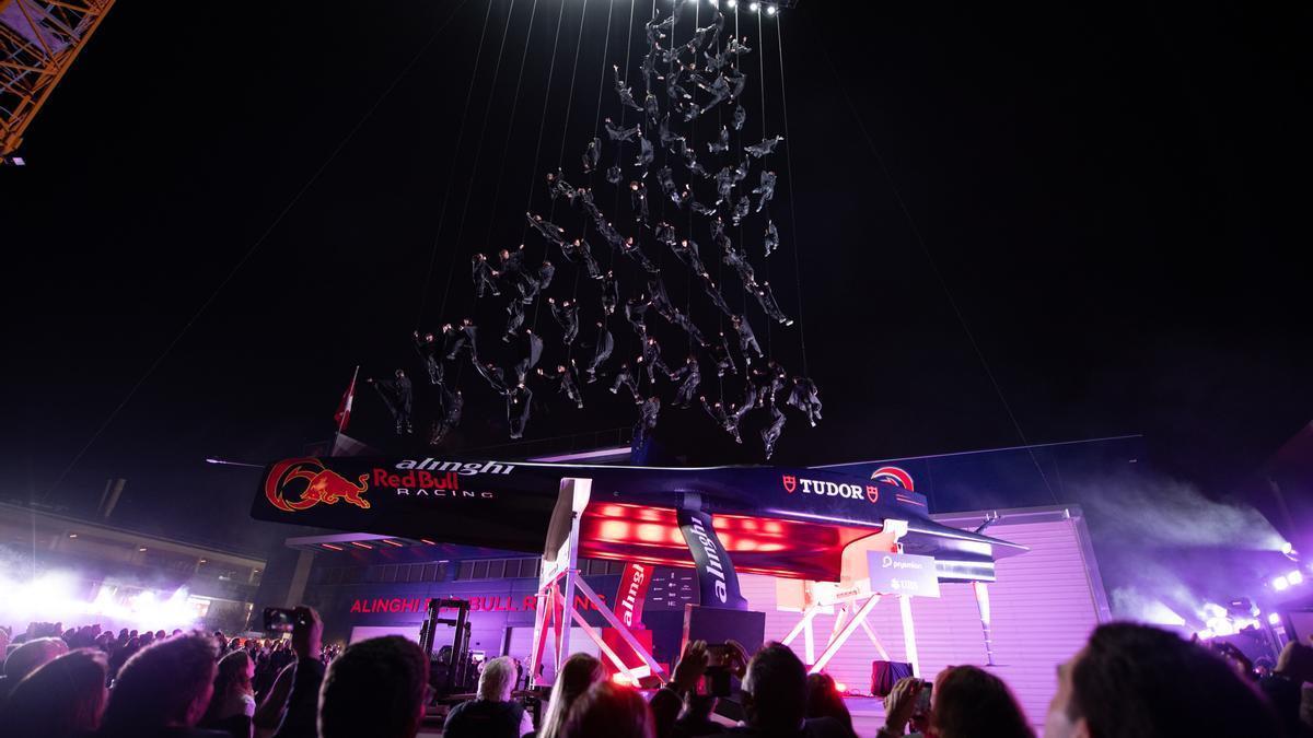 La compañía La Fura dels Baus 'descubre' el velero del equipo suizo de la Copa América de vela Alinghi Red Bull Racing.