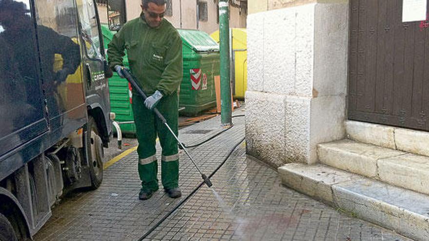 Un operario limpia manchas de sangre tras la agresión, anteayer en la calle Margarita Caimari.