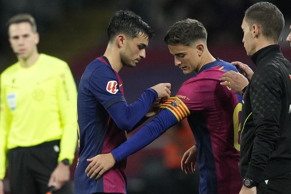Pedri pone el brazalete de capitán a Gavi durante el partido ante el Sevilla.