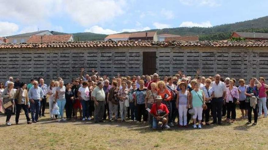 Vecinos en la excursión a Costa da Morte.  // FdV