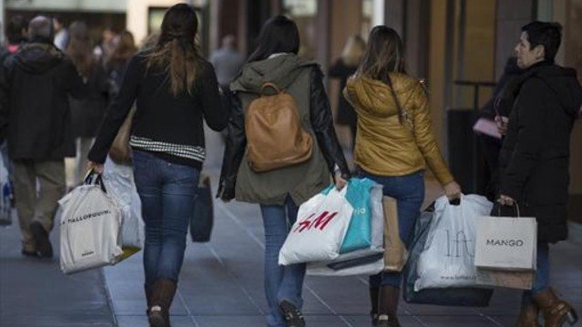 Jóvenes después de realizar diversas compras en Barcelona.