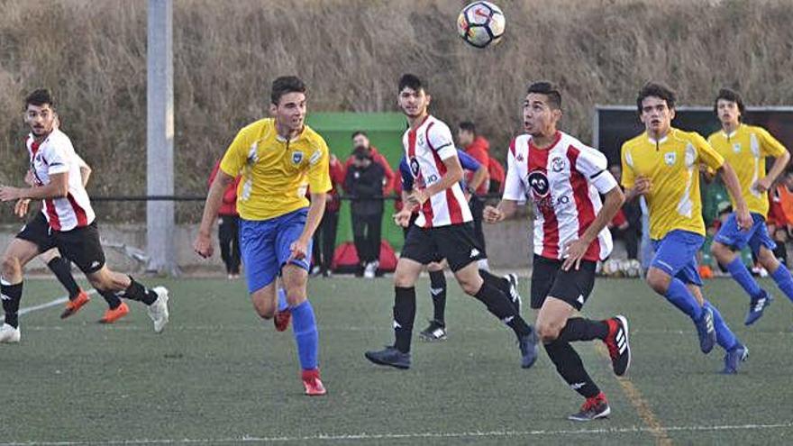 Un zamorano trata de controlar el esférico.