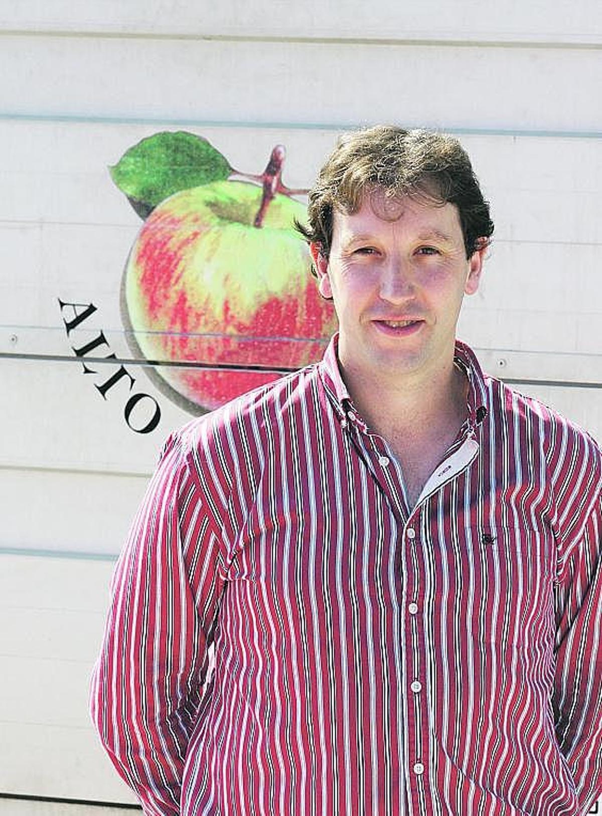 Juan José Tomás Pidal, delante de un camión de su empresa.