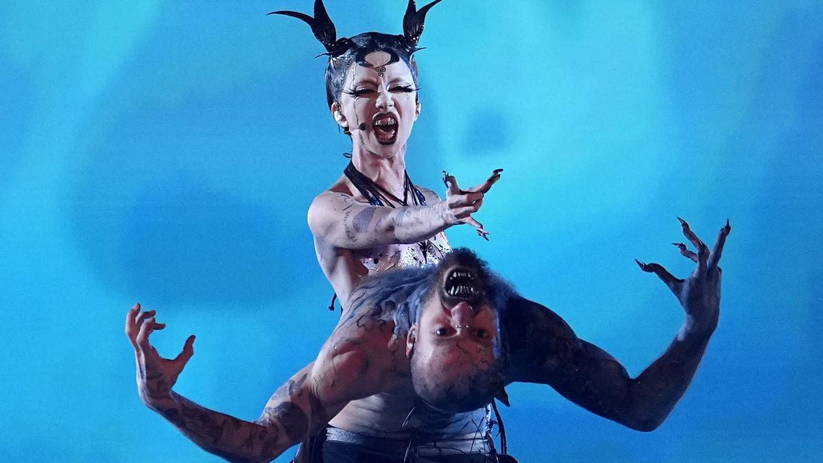 Bambie Thug, de Irlanda, interpreta la canción 'Doomsday Blue' en Eurovisión 2024.