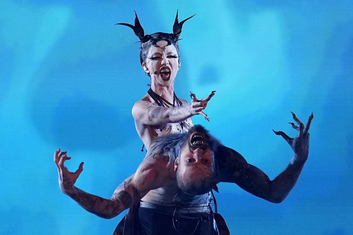 Bambie Thug, de Irlanda, interpreta la canción 'Doomsday Blue' en Eurovisión 2024.