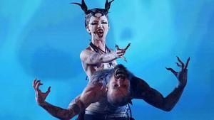 Bambie Thug, de Irlanda, interpreta la canción Doomsday Blue en Eurovisión 2024.