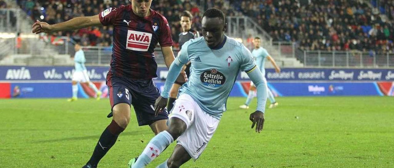 Pione Sisto controla el balón presionado por un jugador del Eibar. // LOF