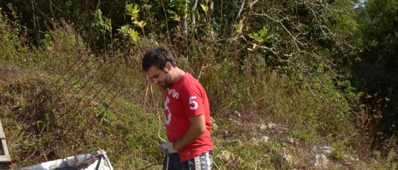 Alejandro García colabora en las labores de excavación, en Cuerres.