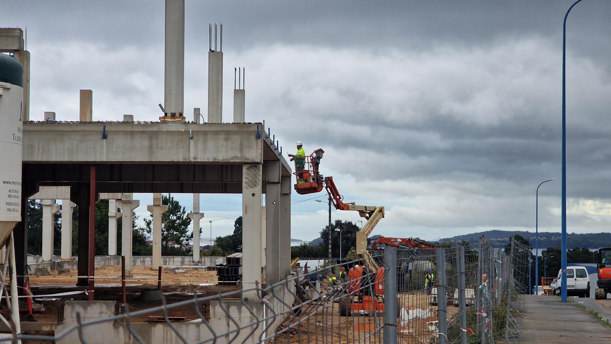 Obras de construcción de la megaplanta de Conservas Cerqueira, en el polígono industrial de Té (Rianxo).