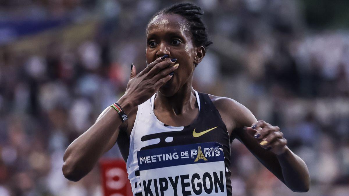 Kipyegon es prácticamente invencible en 1.500... pero doblará