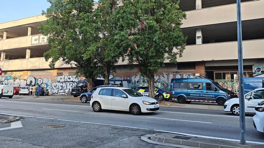 Les imatges del desallotjament de les persones sense llar a l'antiga fàbrica Simon