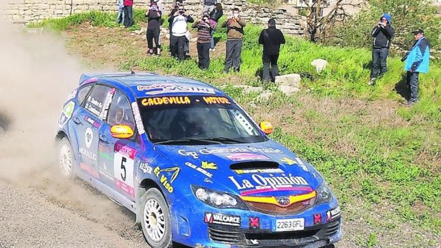 El Subaru de Rubén Sastre atraviesa el circuito catalán a toda velocidad.