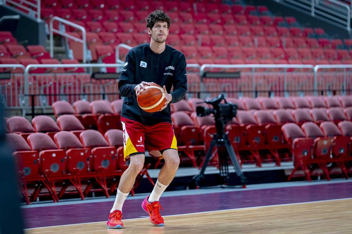 Oriol Paulí, durante el entrenamiento en Riga previo al duelo de este viernes ante Ucrania