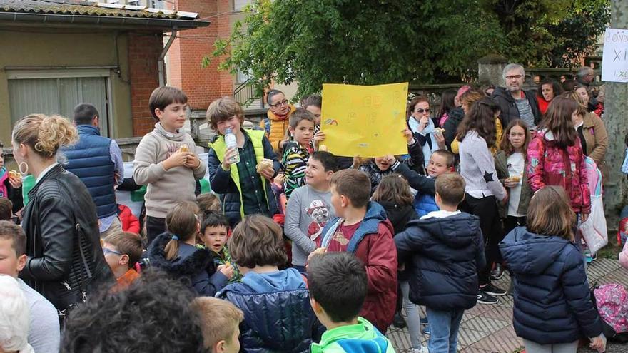 Niños concentrados para reclamar el segundo turno de comedor en Noreña.