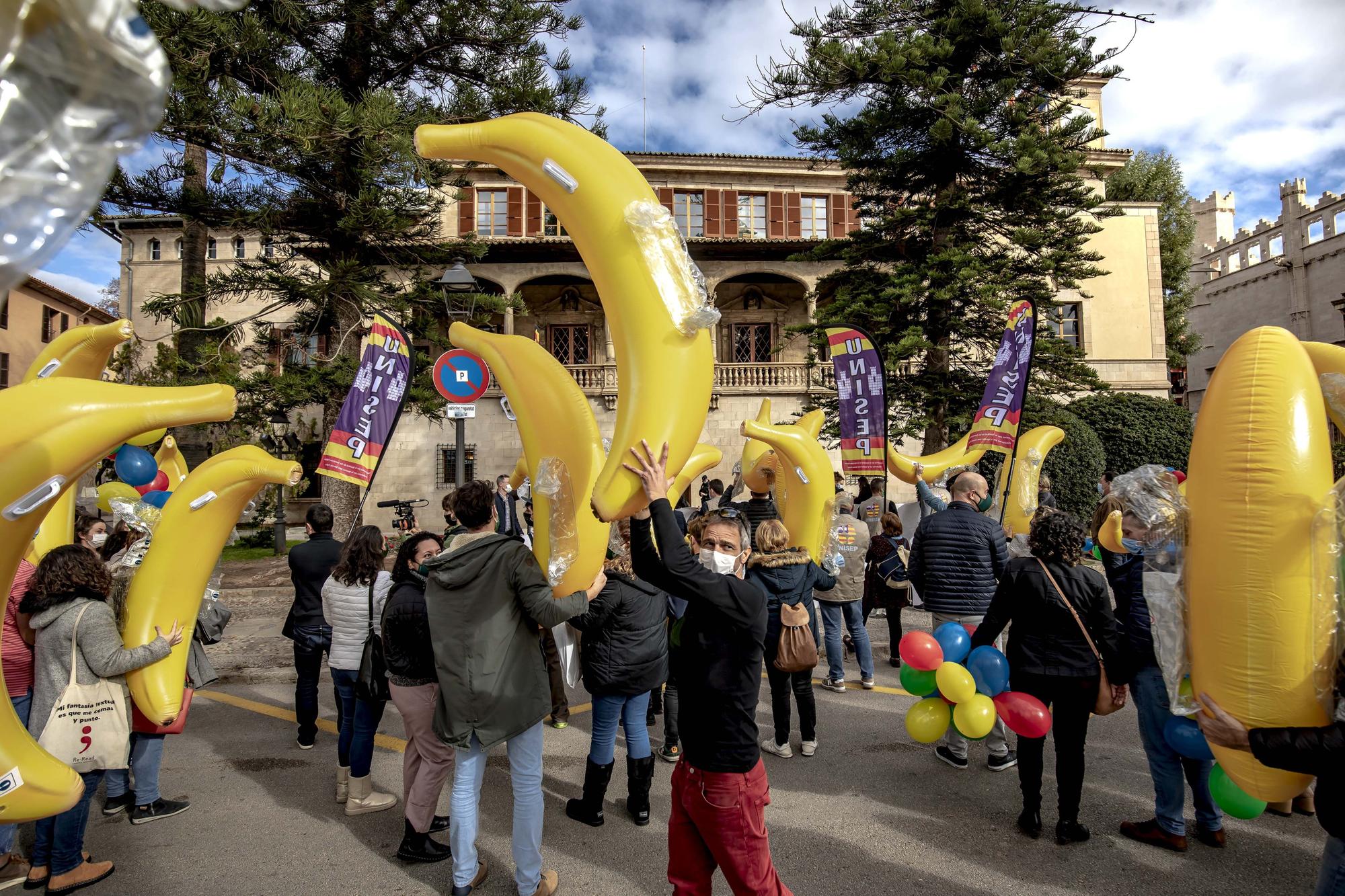 Beamte auf Mallorca ziehen mit Bananen vor den Regierungssitz