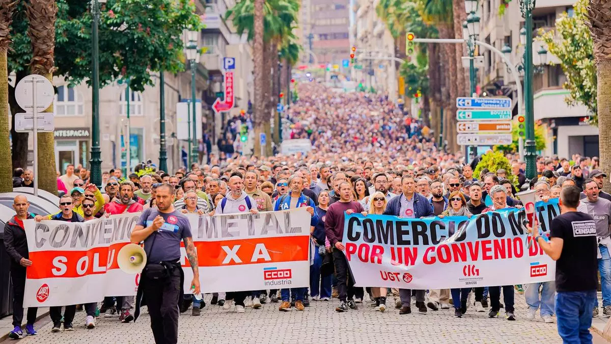 Miles de trabajadores del metal protestan en Vigo: «Pretenden que nosotros paguemos la factura de la inflación»