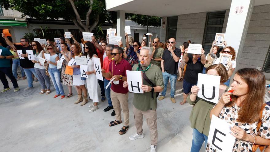 Un momento de la protesta de los funcionarios de los juzgados de Eivissa. | J.A.RIERA