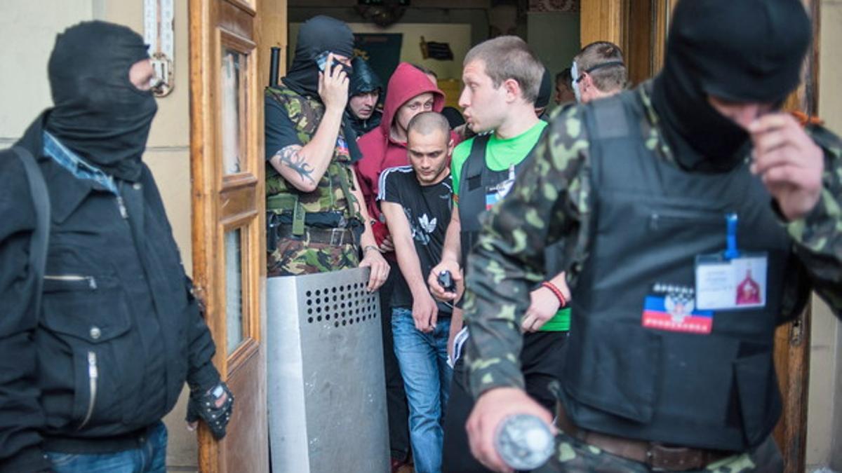 Milicias separatistas, en el edificio de la televisión de Donetsk.
