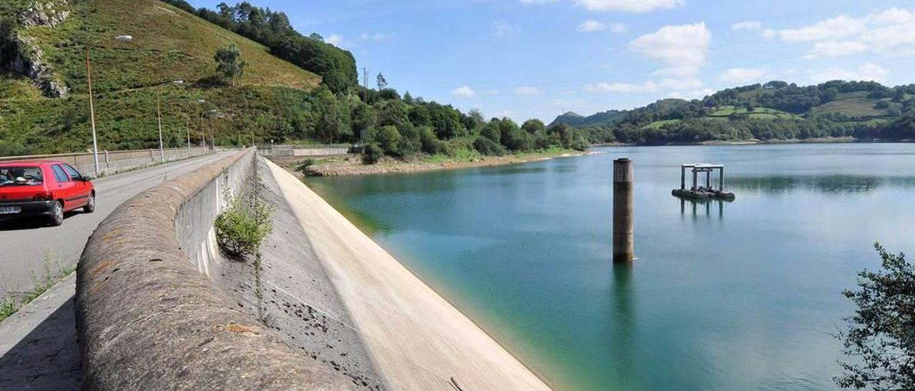 El embalse de los Alfilorios, en Morcín.