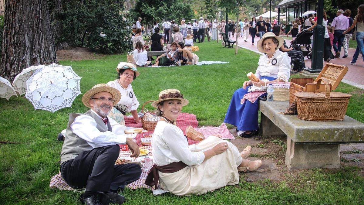 Participantes de la Feria Modernista de Alcoy en una edición anterior.