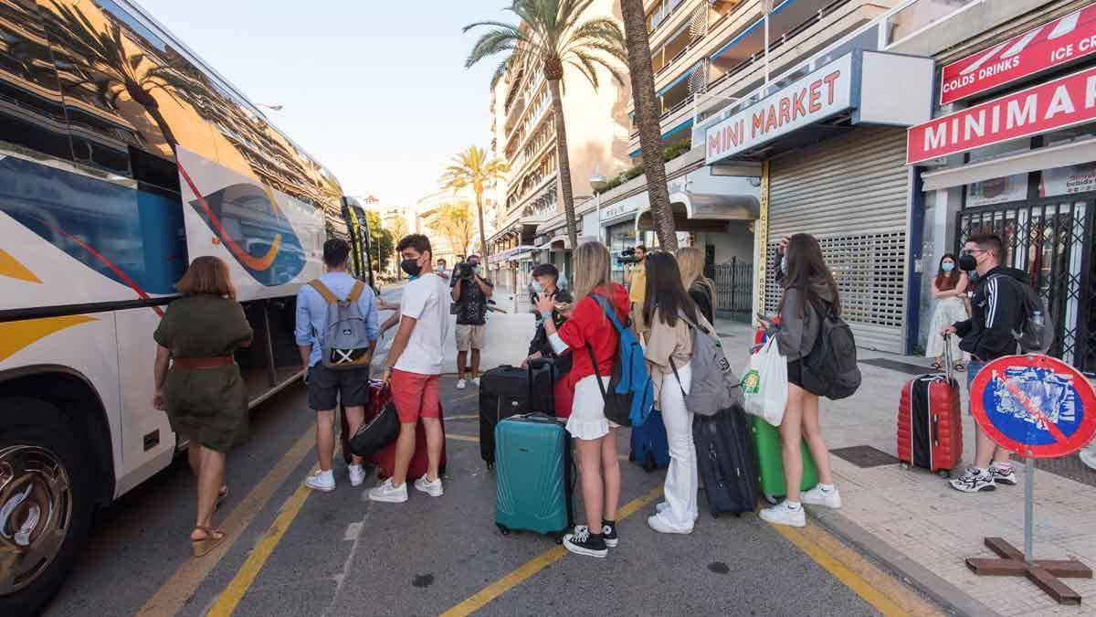 Estudiantes que estaban en cuarentena en el Hotel Bellver de Palma de Mallorca abandonan el establecimiento para dirigirse al puerto y al aeropuerto.