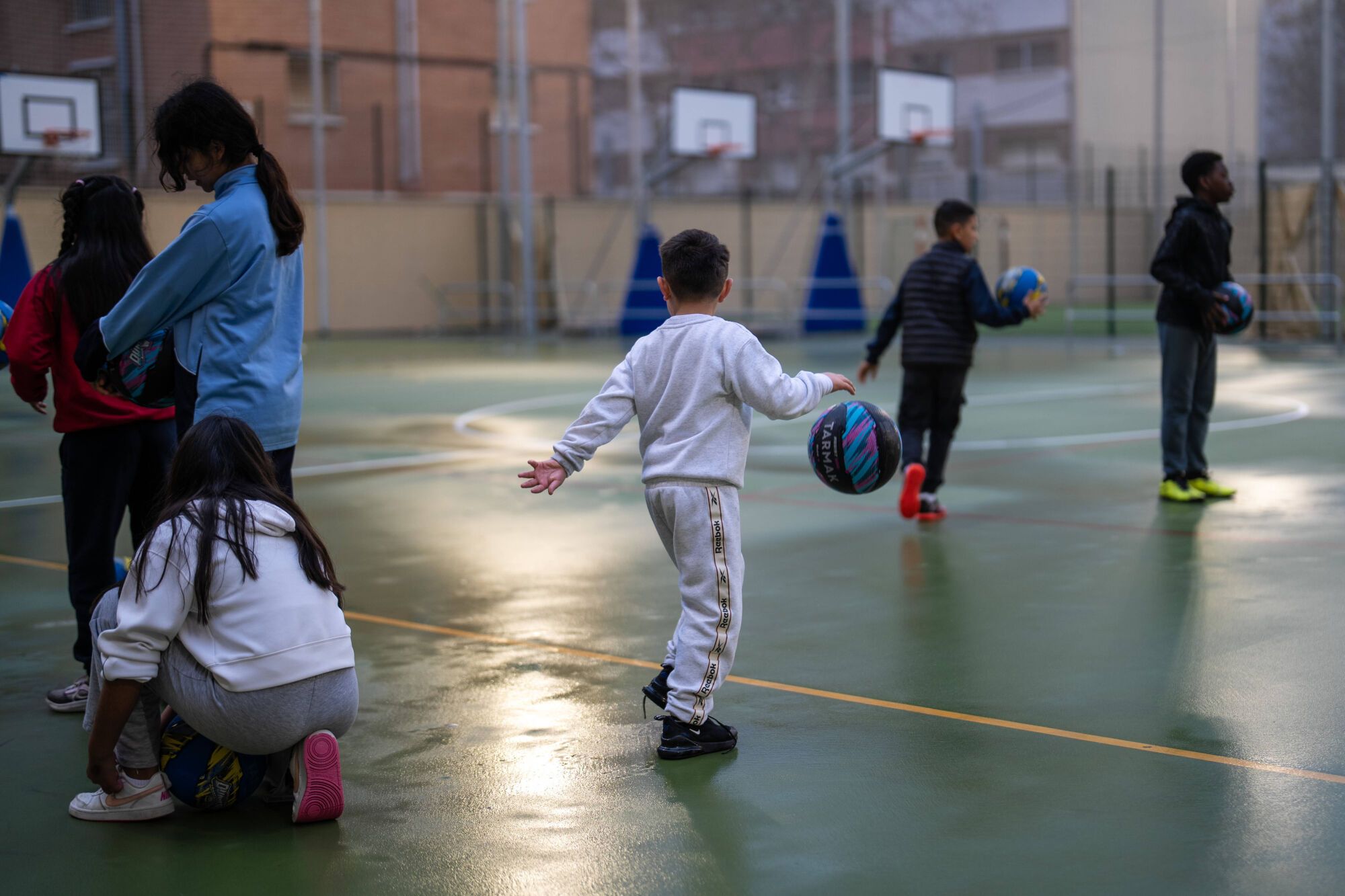 BARCELONA 20/03/2025 Barcelona. Niños jugando a baloncesto en un para ilustrar el Pla de Barris 2025-28 de BCN. FOTO de ZOWY VOETEN