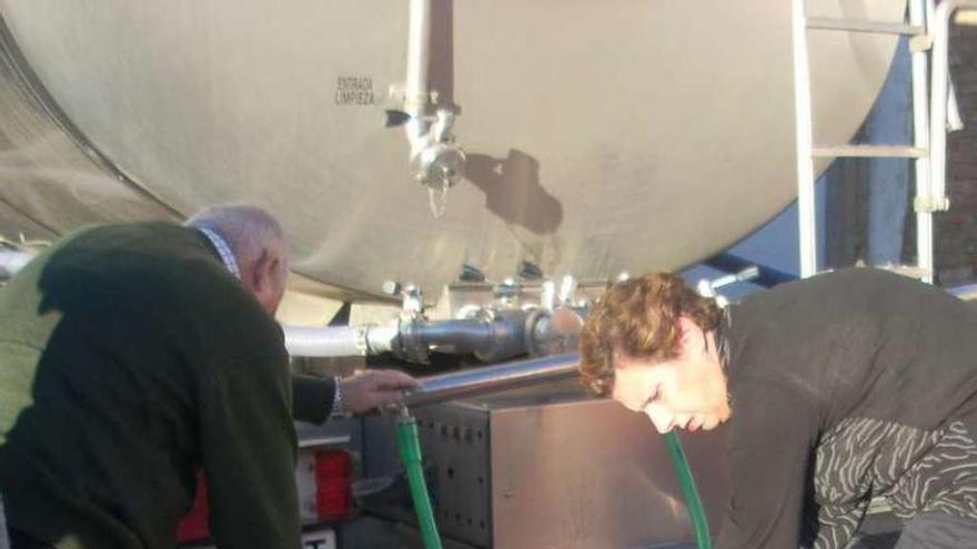 Vecinos recogen agua de camiones cisterna de la Diputación.