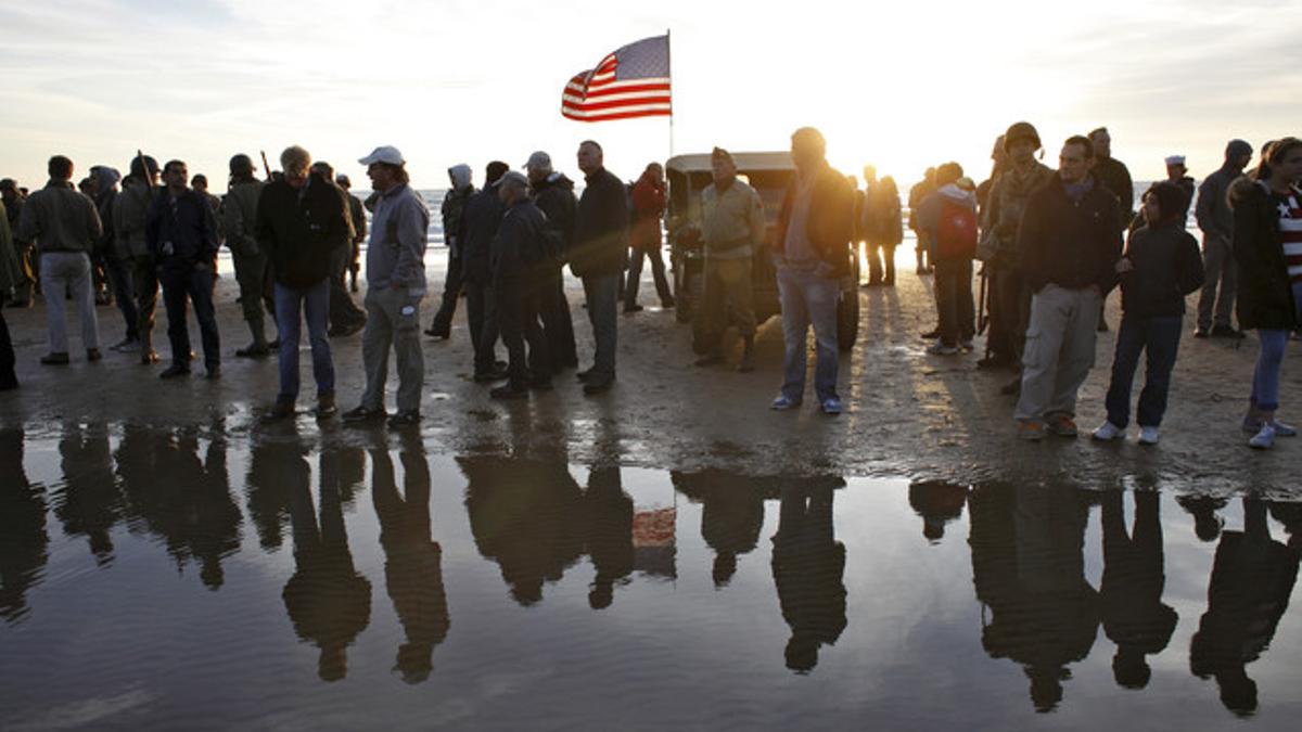 Veteranos y vecinos recuerdan el desembarco de Normandía, este viernes en la playa de Omaha.