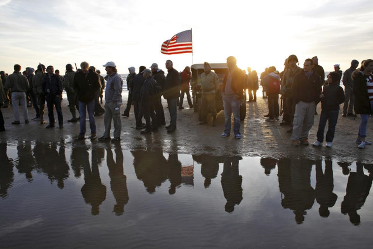 Veterans i veïns recorden el desembarcament de Normandia, aquest divendres a la platja d’Omaha.