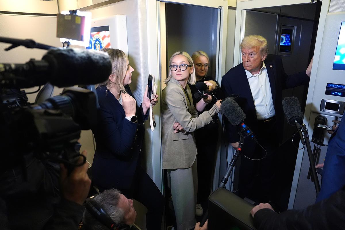 Trump atiende a los periodistas en una parada técnica del Air Force One en Inglaterra