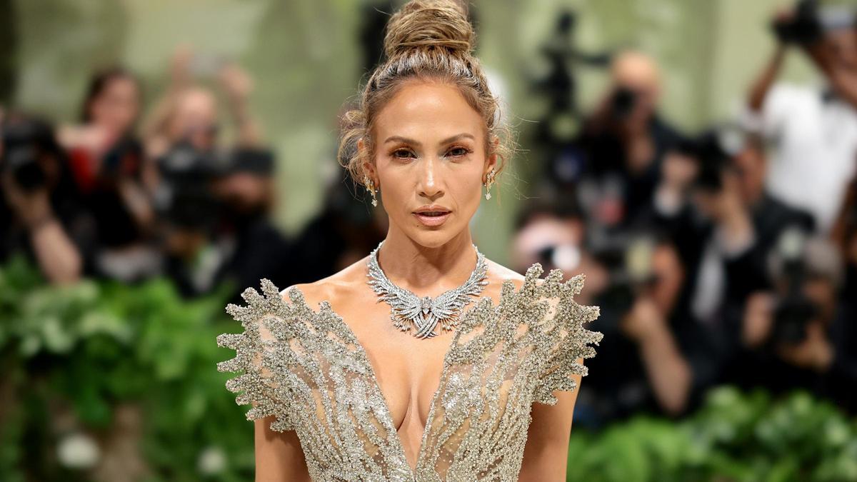 Jennifer Lopez nos deja sin aliento con su vestido de más de 2 millones de diamantes en la Gala MET 2024