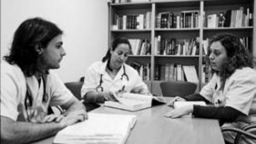 Sanidad reforma la profesión médica para paliar el déficit de especialistas