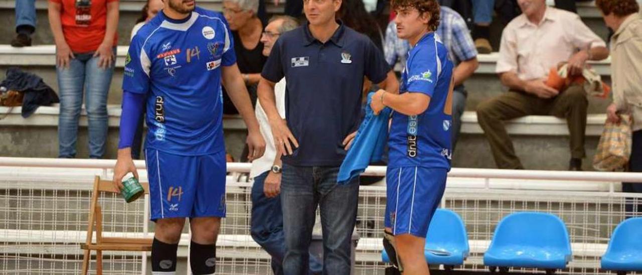 Carró, Quique Domínguez y Carlos García durante un encuentro en el pabellón. // Gustavo Santos