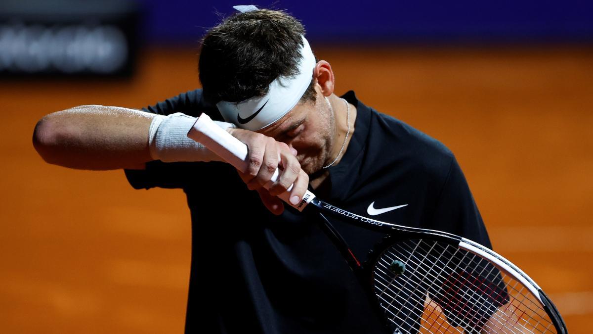 El argentino Juan Martín del Potro reacciona tras perder ante el argentino Federico Delbonis hoy, en un juego del Abierto de Argentina en el Buenos Aires Lawn Tennis Club en Buenos Aires (Argentina). Del Potro vuelve a jugar tras 965 días y pierde ante Delbonis por 6-1 y 6-3