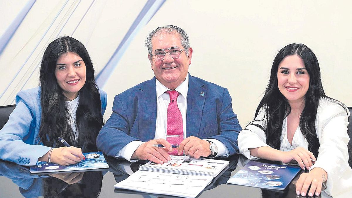 En medio, Juan Carlos Gómez Aguilar. A los lados, sus hijas: Paula Gómez, de azul, y Ana Gómez, de blanco.