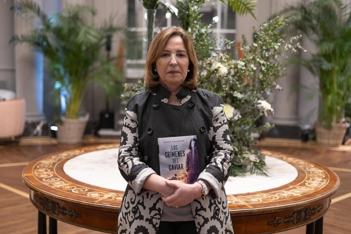 Reyes Calderón posa con su novela ‘Los crímenes del caviar’ para este diario.
