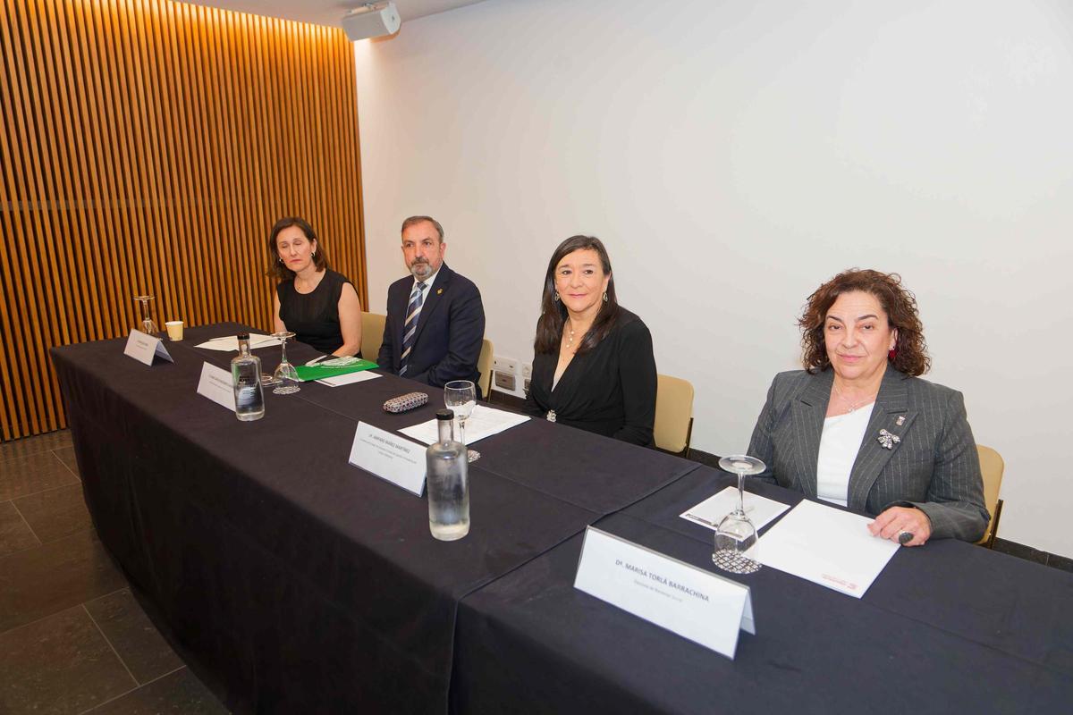La presidenta del Colegio de Graduados Sociales de Castellón, Amparo Máñez, en la mesa presidencial.