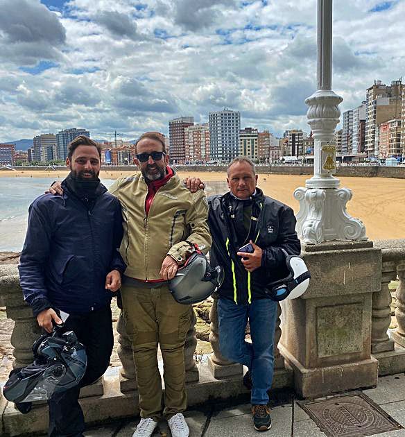 A la izquierda, los amigos moteros a su paso por Gijón.