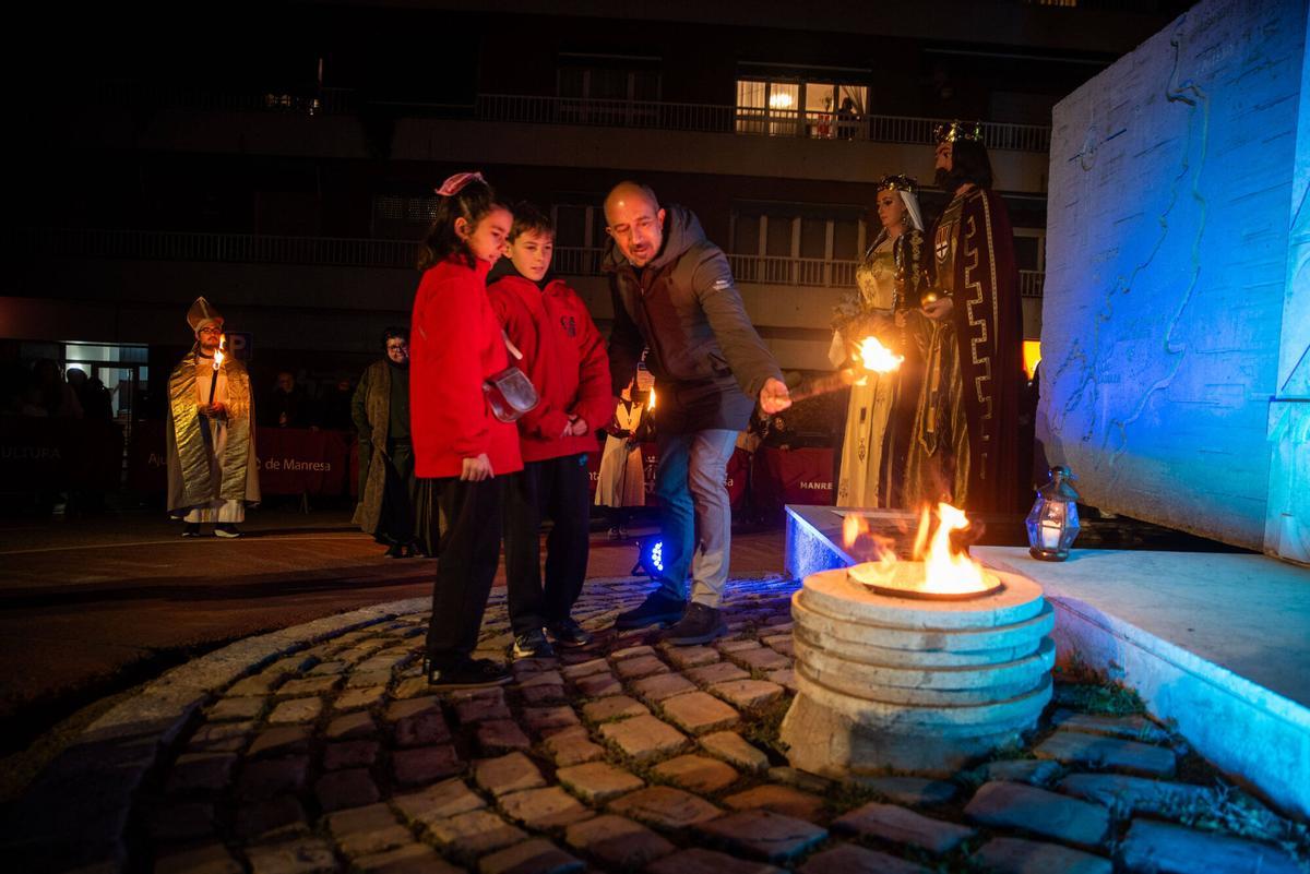 La prèvia de la Llum homenatja el miracle de la Séquia amb atletes, espelmes i espectacle